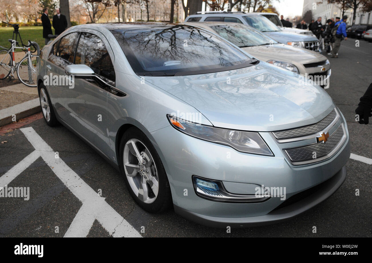 Un prototype Chevrolet Volt est vu lors d'une prévisualisation des médias pour mettre en valeur l'avance les véhicules électriques actuellement en production par General Motors, Ford et Chrysler sur la colline du Capitole à Washington le 4 décembre 2008. Les CEO des trois constructeurs a témoigné sur l'état de l'industrie automobile américaine sur la colline du Capitole aujourd'hui. La Volt de GM en premier l'essence-électrique, véhicule mix sont conçus pour rouler à 40 miles avant que le moteur à essence prend le relais. (UPI Photo/Kevin Dietsch) Banque D'Images