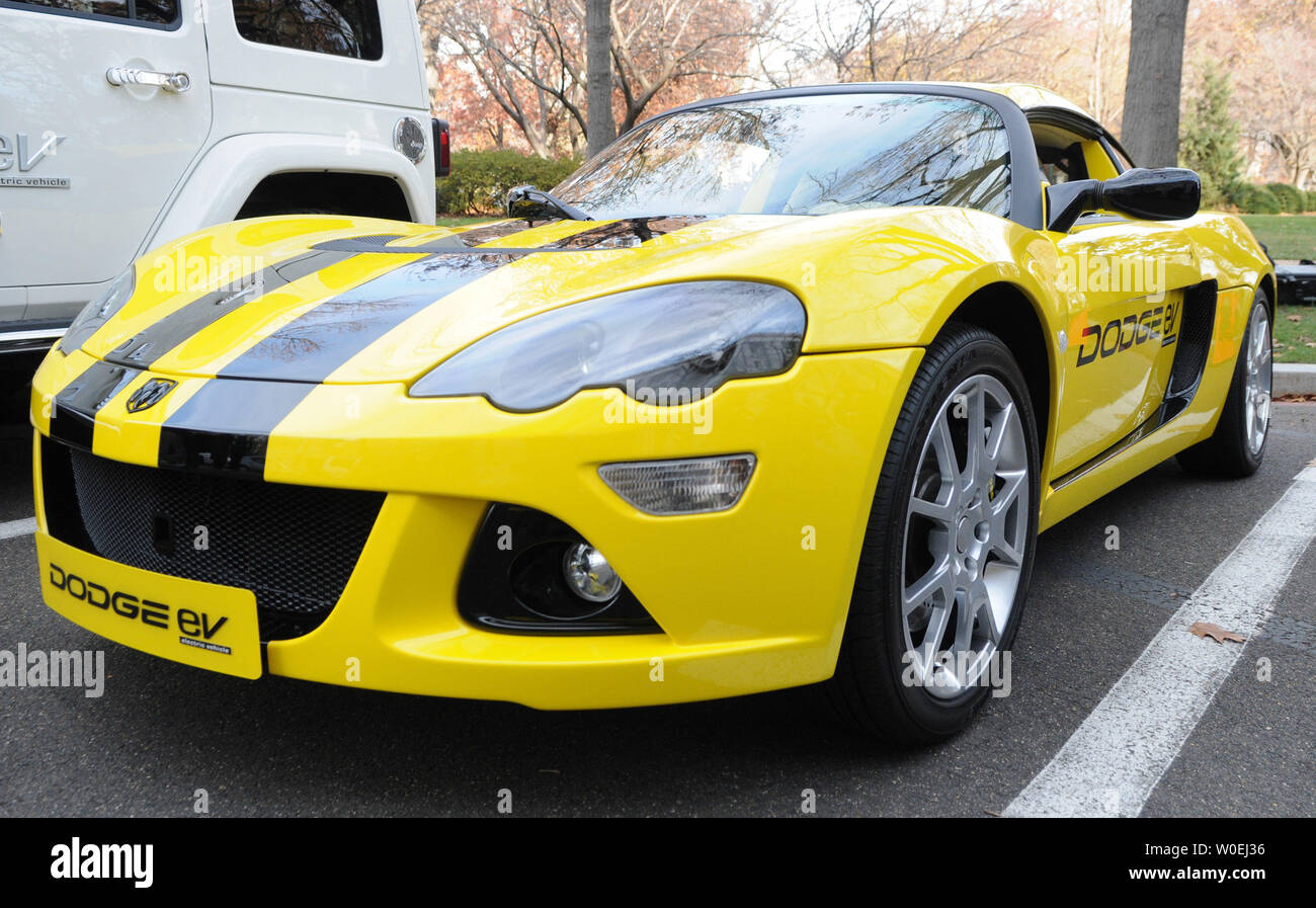 La Dodge EV, Chrysler's premier prototype roadster électrique, est vu lors d'une prévisualisation des médias pour mettre en valeur l'avance les véhicules électriques actuellement en production par General Motors, Ford et Chrysler sur la colline du Capitole à Washington le 4 décembre 2008. Les CEO des trois constructeurs a témoigné sur l'état de l'industrie automobile américaine sur la colline du Capitole aujourd'hui. (UPI Photo/Kevin Dietsch) Banque D'Images