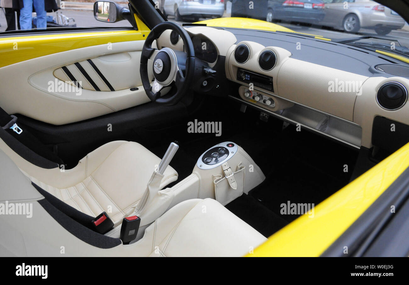 L'intérieur de la Dodge EV, Chrysler's premier prototype roadster électrique, est vu lors d'une prévisualisation des médias pour mettre en valeur l'avance les véhicules électriques actuellement en production par General Motors, Ford et Chrysler sur la colline du Capitole à Washington le 4 décembre 2008. Les CEO des trois constructeurs a témoigné sur l'état de l'industrie automobile américaine sur la colline du Capitole aujourd'hui. (UPI Photo/Kevin Dietsch) Banque D'Images