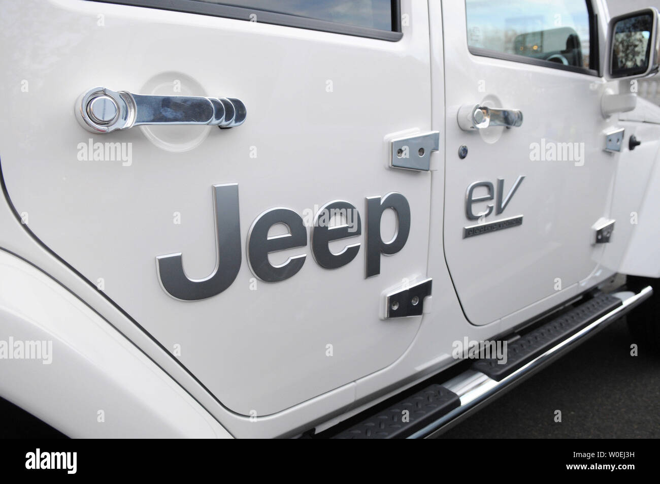 Le Jeep EV, Chrysler Jeep électrique du premier prototype, est vu lors d'une prévisualisation des médias pour mettre en valeur l'avance les véhicules électriques actuellement en production par General Motors, Ford et Chrysler sur la colline du Capitole à Washington le 4 décembre 2008. Les CEO des trois constructeurs a témoigné sur l'état de l'industrie automobile américaine sur la colline du Capitole aujourd'hui. (UPI Photo/Kevin Dietsch) Banque D'Images