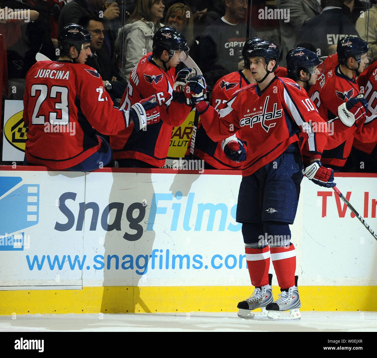 Les Capitals de Washington en avant Matt Bradley et de l'équipe de célébrer un but contre le Lightning de Tampa Bay dans la deuxième période à la Verizon Center à Washington le 1 janvier 2009. (Photo d'UPI/Roger L. Wollenberg) Banque D'Images