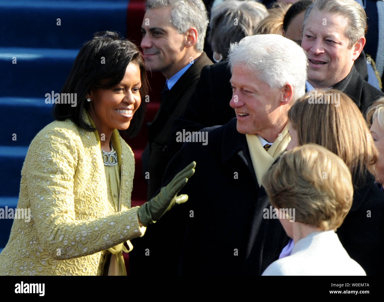 Bientôt la Première Dame Michelle Obama salue l'ex-Président Bill Clinton et Laura Bush comme elle arrive pour l'inauguration de la Barack Obama en tant que 44e président des États-Unis sur les mesures de l'ouest du Capitole le 20 janvier 2009. (Photo d'UPI/Pat Benic) Banque D'Images