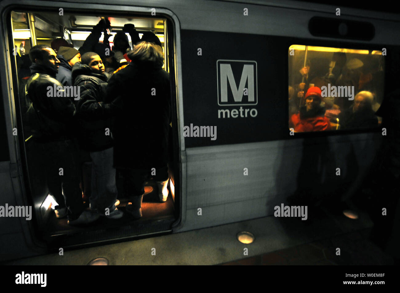 Une voiture de métro bondé est vu la position dans la ville le jour de l'investiture à Washington le 20 janvier 2009. Barack Obama va prêter serment en tant que 44e président des États-Unis d'Amérique d'aujourd'hui à midi. (UPI Photo/Kevin Dietsch) Banque D'Images