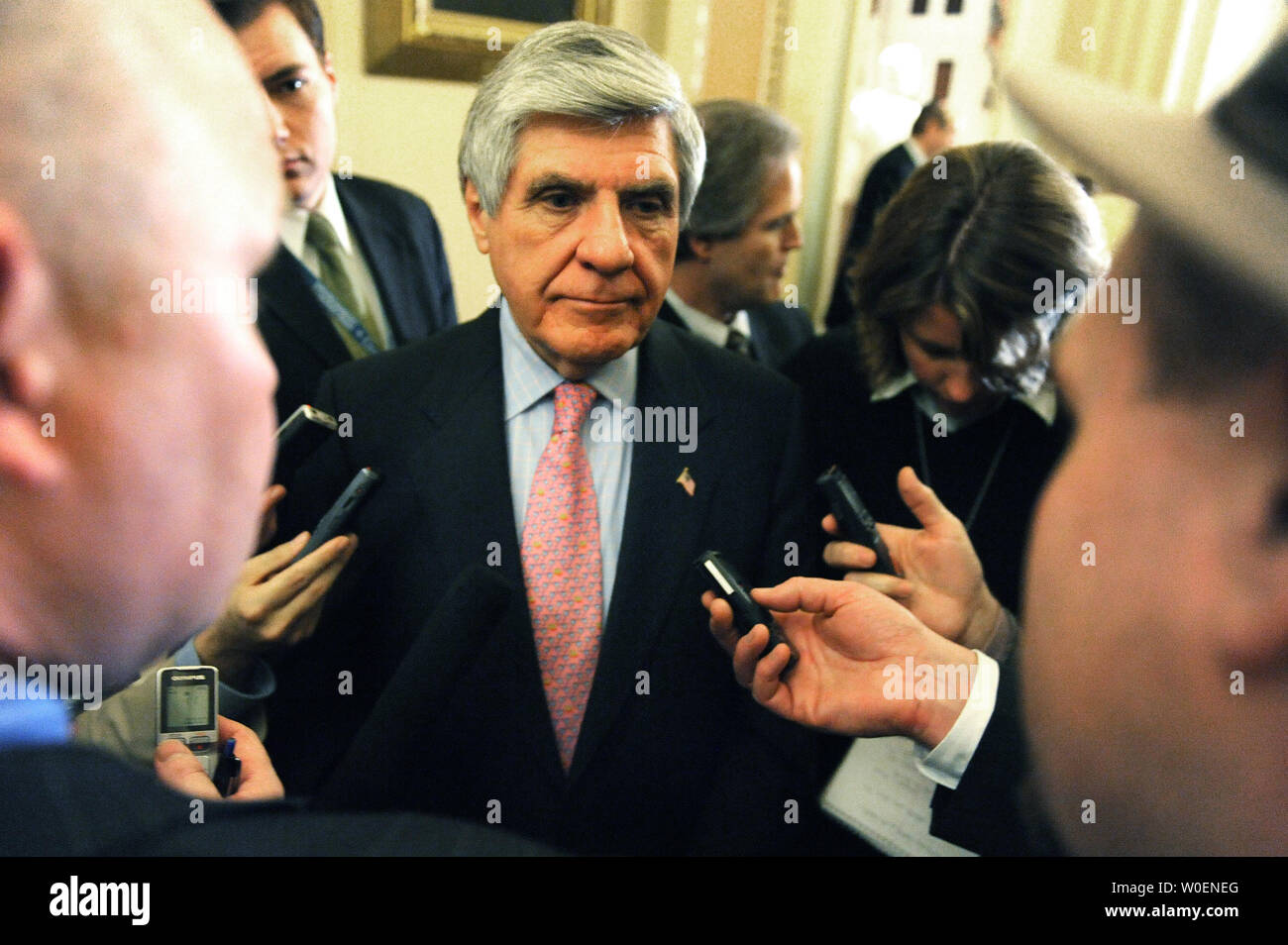 Le sénateur Ben Nelson (D-NB) parle à des journalistes après le Sénat a adopté l'American Recovery and Reinvestment Act de 2009 à Washington le 10 février 2009. Le Sénat a adopté le projet de loi 61-37 et suivant pour aller à la Chambre de conférence de la négociation finale. (UPI Photo/Kevin Dietsch) Banque D'Images