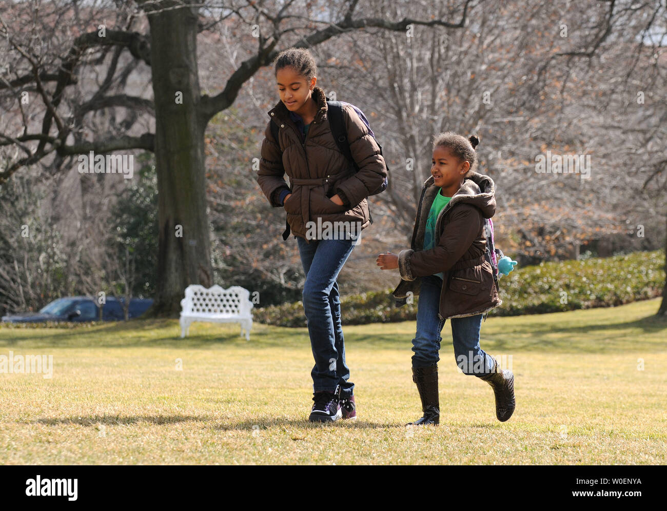 Le président Barack Obama's Daughters Malia (L),10, et Sasha, 7, retour à la Maison Blanche après un week-end avec leurs parents à Chicago, sur la pelouse Sud de la Maison Blanche à Washington, le 16 février 2009. (UPI Photo/Kevin Dietsch) Banque D'Images