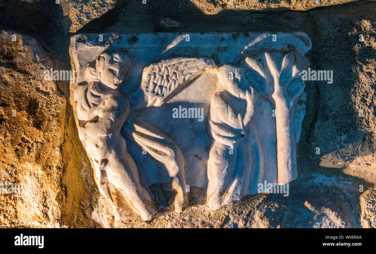 La France, Vaucluse, Vénasque (plus beau village de France) Baptistère (11e siècle), fragment d'un sarcophage en marbre blanc (420 AC, Arles) Banque D'Images