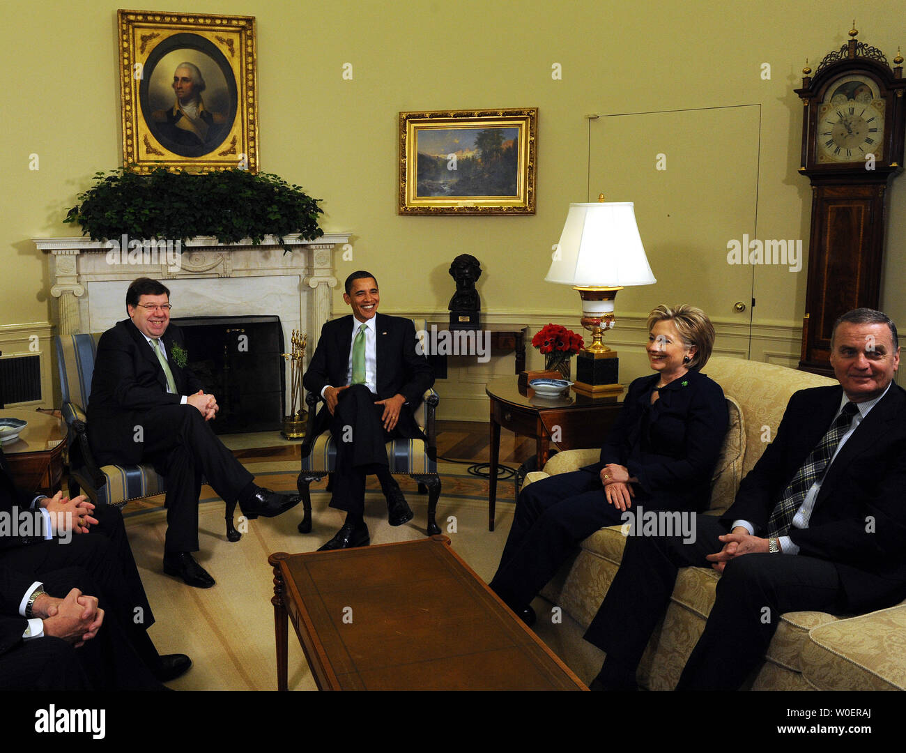 Le président des États-Unis, Barack Obama, se réunit avec le premier ministre et le premier ministre de l'Irlande, Brian Cowen, dans le bureau ovale de la Maison Blanche à Washington le jour de la Saint-Patrick, le 17 mars 2009. À droite, le secrétaire d'État Hillary Rodham Clinton et le conseiller pour la sécurité nationale, James Jones. (Photo d'UPI/Roger L. Wollenberg) Banque D'Images