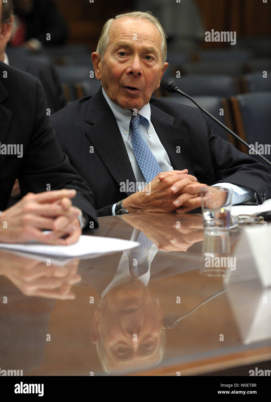 L'ancien PDG d'AIG Maurice Greenberg, président et chef de la direction de C.V. Starr & Co., Inc., témoigne devant la Chambre du Comité de surveillance et la réforme du gouvernement audition "L'effondrement et de sauvetage fédéral d'AIG et ce que cela signifie pour l'économie américaine' sur la colline du Capitole à Washington le 2 avril 2009. (Photo d'UPI/Roger L. Wollenberg) Banque D'Images