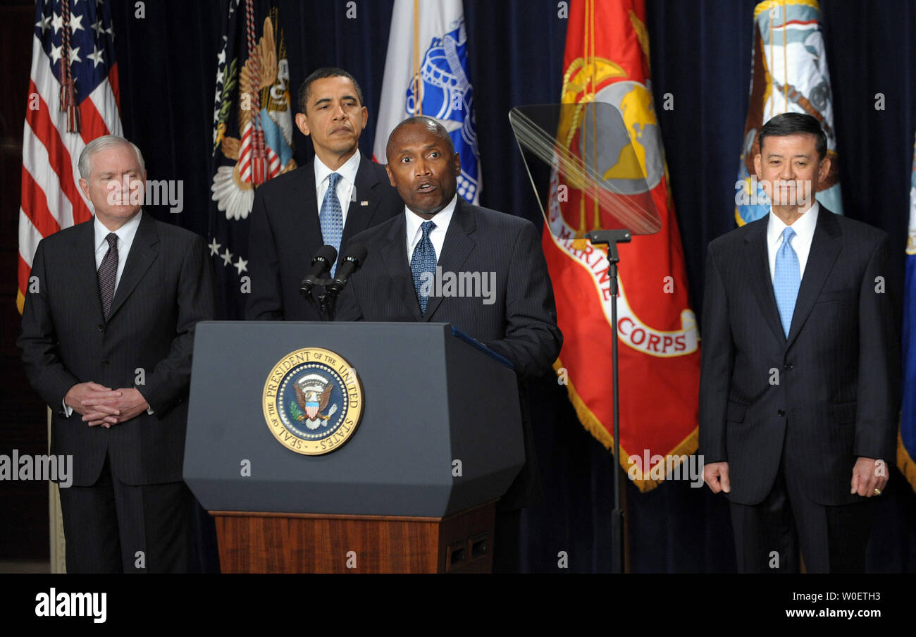 L'USMC 15e sgt. Le major John L. ESTRADA. introduit le président des États-Unis, Barack Obama, qui a parlé de soins de santé pour les anciens combattants dans le Eisenhower Executive Office Building adjacent à la Maison Blanche à Washington le 9 avril 2009. À gauche est le secrétaire à la Défense Robert Gates, à droite est secrétaire des Affaires des anciens combattants, le général Eric Shinseki. (Photo d'UPI/Roger L. Wollenberg) Banque D'Images