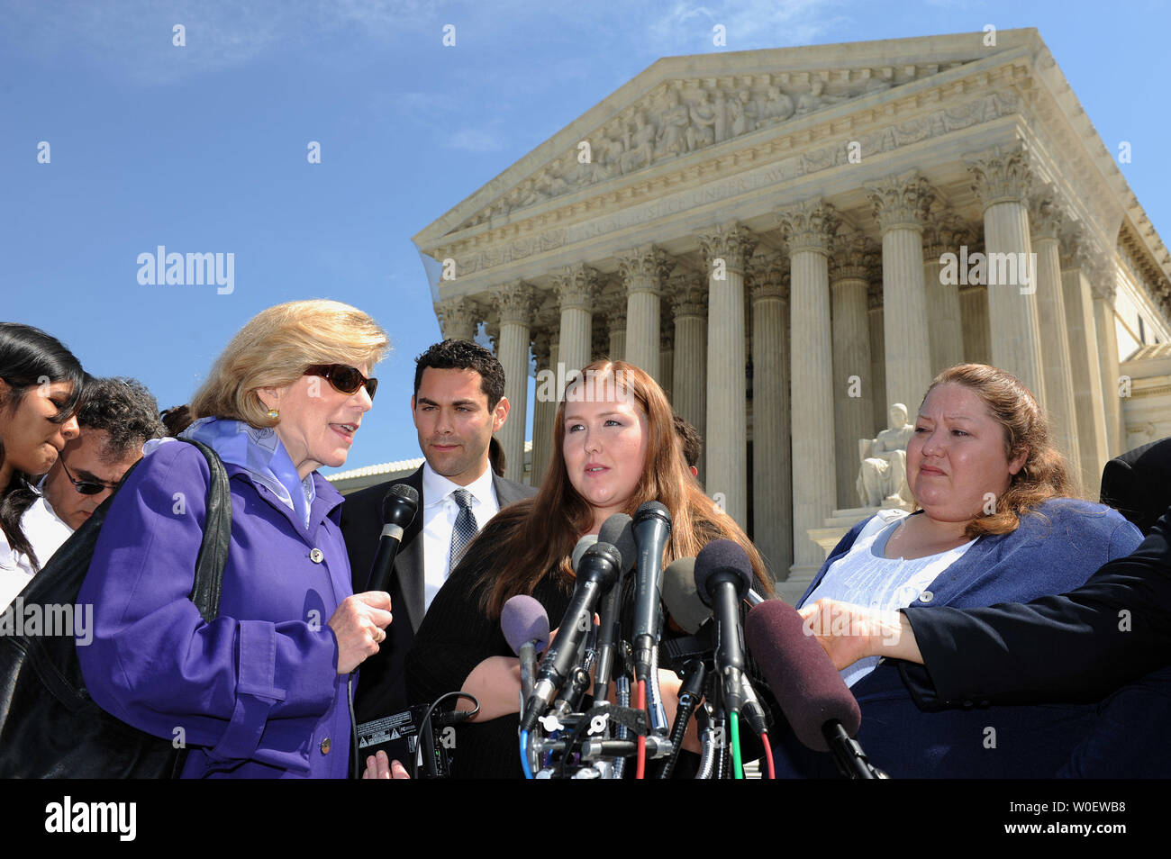 La Savana Redding, 19 ans, parle à la presse devant la Cour suprême après les plaidoiries ont été faites dans son cas à Washington le 21 avril 2009. Avec elle sont sa mère avril Redding (R) et l'ACLU procureur Adam Wolf. Redding, 13 ans à l'époque, a été l'objet d'une fouille à son école de l'Arizona après un autre étudiant l'a accusée de donner des médicament fort l'ibuprofène, l'équivalent de deux over-the-counter Advils, quand elle était en huitième année. Pas de pilules ont été trouvés. La Cour suprême devra décider si la fouille était une atteinte à la vie privée et une violation du Quatrième amendement. (Jusqu Banque D'Images