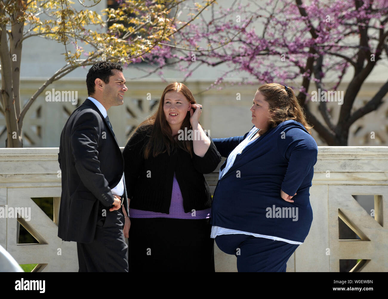 La Savana Redding, 19 ans, (C) parle avec sa mère et l'ACLU Avril procureur Adam Wolf devant la Cour suprême après les plaidoiries ont été faites dans son cas à Washington le 21 avril 2009. Redding, 13 ans à l'époque, a été l'objet d'une fouille à son école de l'Arizona après un autre étudiant l'a accusée de donner des médicament fort l'ibuprofène, l'équivalent de deux over-the-counter Advils, quand elle était en huitième année. Pas de pilules ont été trouvés. La Cour suprême devra décider si la fouille était une atteinte à la vie privée et une violation du Quatrième amendement. (Photo d'UPI/Roger L. Wollenberg) Banque D'Images