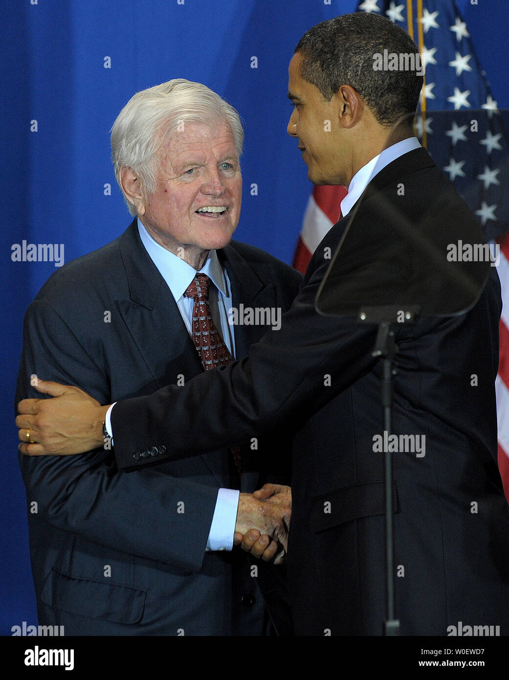 Le président américain Barack Obama serre la main du sénateur Edward Kennedy, D-MA, avant la signature de l'Edward M. Kennedy Serve America Act au public de semences Charter School le 21 avril 2009. Obama a appelé les Américains à servir leur communauté et de travailler ensemble pour résoudre les défis difficiles. (Photo d'UPI/Roger L. Wollenberg) Banque D'Images