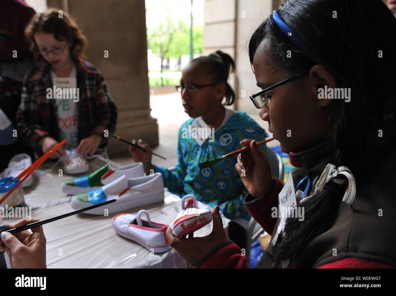 Les membres de la Spark Matsunaga Elementary School Club de l'environnement chaussures à la peinture le jour de la Terre Festival et journée portes ouvertes à l'Environmental Protection Agency à Washington le 22 avril 2009. (UPI Photo/Kevin Dietsch) Banque D'Images