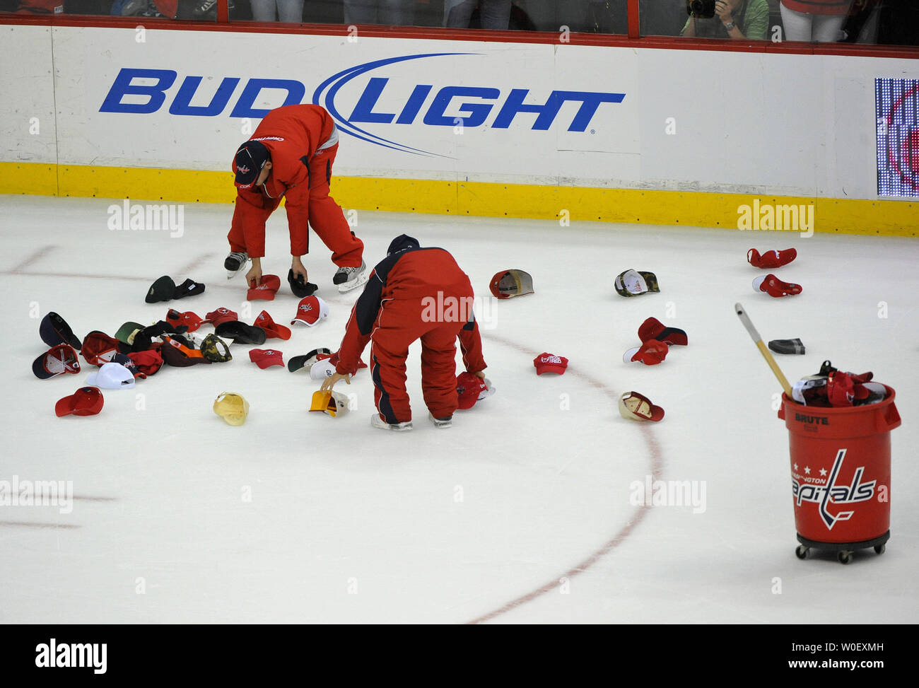 Les membres du personnel des Capitals de Washington pick up chapeaux que fans se jeta sur la glace après qu'Alexander Ovechkin a inscrit son troisième but de la nuit contre les Penguins de Pittsburgh au cours de la troisième période à la Verizon Center à Washington le 4 mai 2009. Les Capitales défait les Penguins 4-3. (UPI Photo/Kevin Dietsch) Banque D'Images