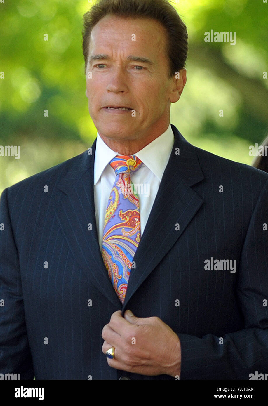 California Gov. Arnold Schwarzenegger porte une cravate colorée comme il  arrive d'entendre le président des États-Unis, Barack Obama annoncer  resserrement des normes d'efficacité énergétique et les émissions de  l'automobile dans la roseraie