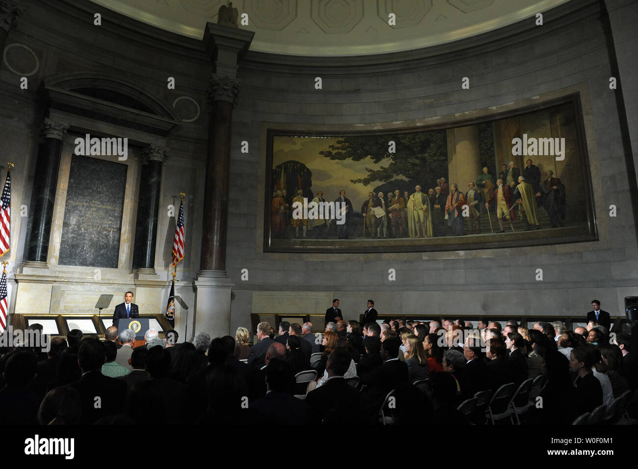 Le président américain Barack Obama parle de son approche de l'administration de l'équilibre entre la sécurité nationale et la transparence gouvernementale dans un discours aux Archives Nationales à Washington le 21 mai 2009. Obama a également parlé de ses plans de l'administration pour faire face à l'attentat terroriste détenu au camp de Guantanamo à Cuba. Derrière Obama est la Constitution des États-Unis, à la droite est un portrait Portrait de la création de la Constitution. (Photo d'UPI/Roger L. Wollenberg) Banque D'Images