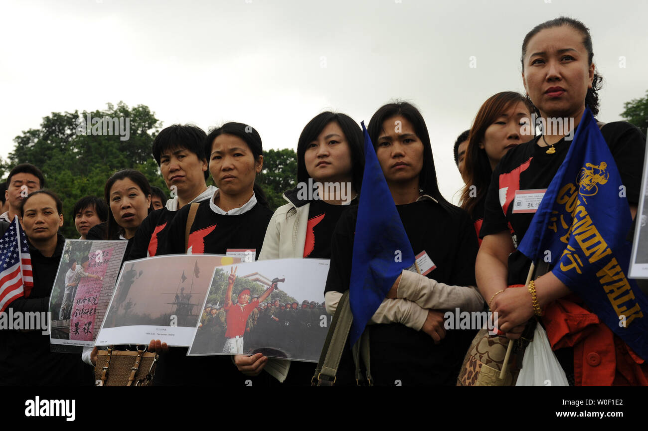 Les manifestants de participer à un événement pour commémorer le 20e anniversaire de la place Tiananmen le 15 avril au 5 juin 1989 Rassemblement pro-démocratie qui s'est terminée avec la mort de centaines ou milliers de citoyens chinois tués par les troupes chinoises à Washington le 4 juin 2009. (Photo d'UPI/Roger L. Wollenberg) Banque D'Images