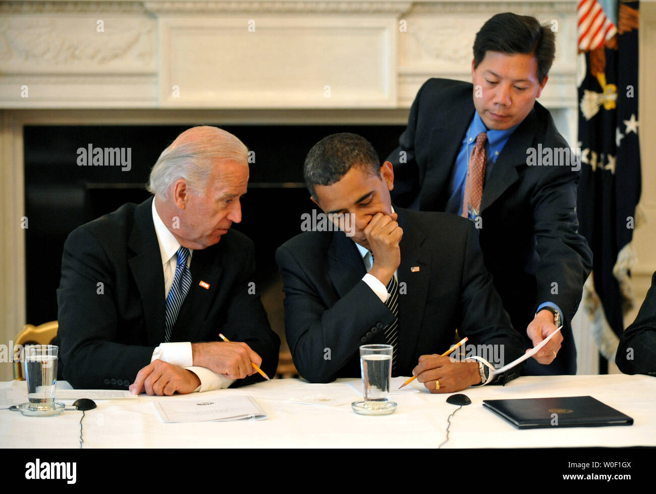 Membre de la mains de la Maison Blanche le Président Barack Obama (C) une note comme il parle avec le Vice-président Joe Biden lors d'une réunion du Cabinet à la Maison Blanche à Washington le 8 juin 2009. (UPI Photo/Kevin Dietsch) Banque D'Images