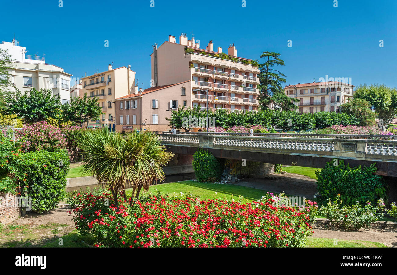 La France, l'Occitanie, Pyrénées Orientales, Perpignan, la rivière Têt canalisable Banque D'Images