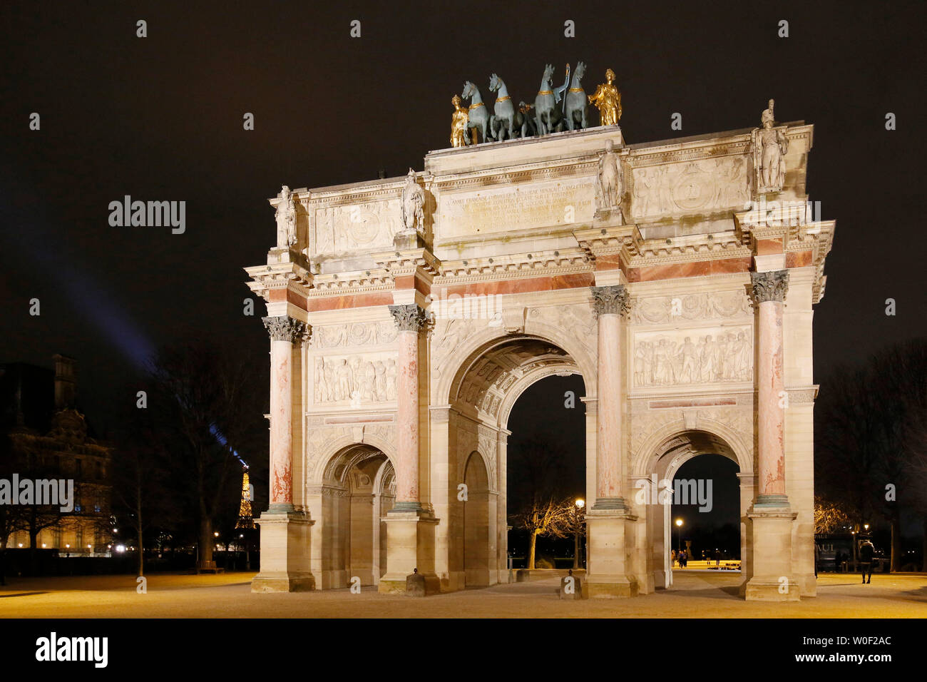Paris. 1er arrondissement. Musée du Louvre de nuit. L'Arc de triomphe du Louvre carrousel. Tour Eiffel. Banque D'Images