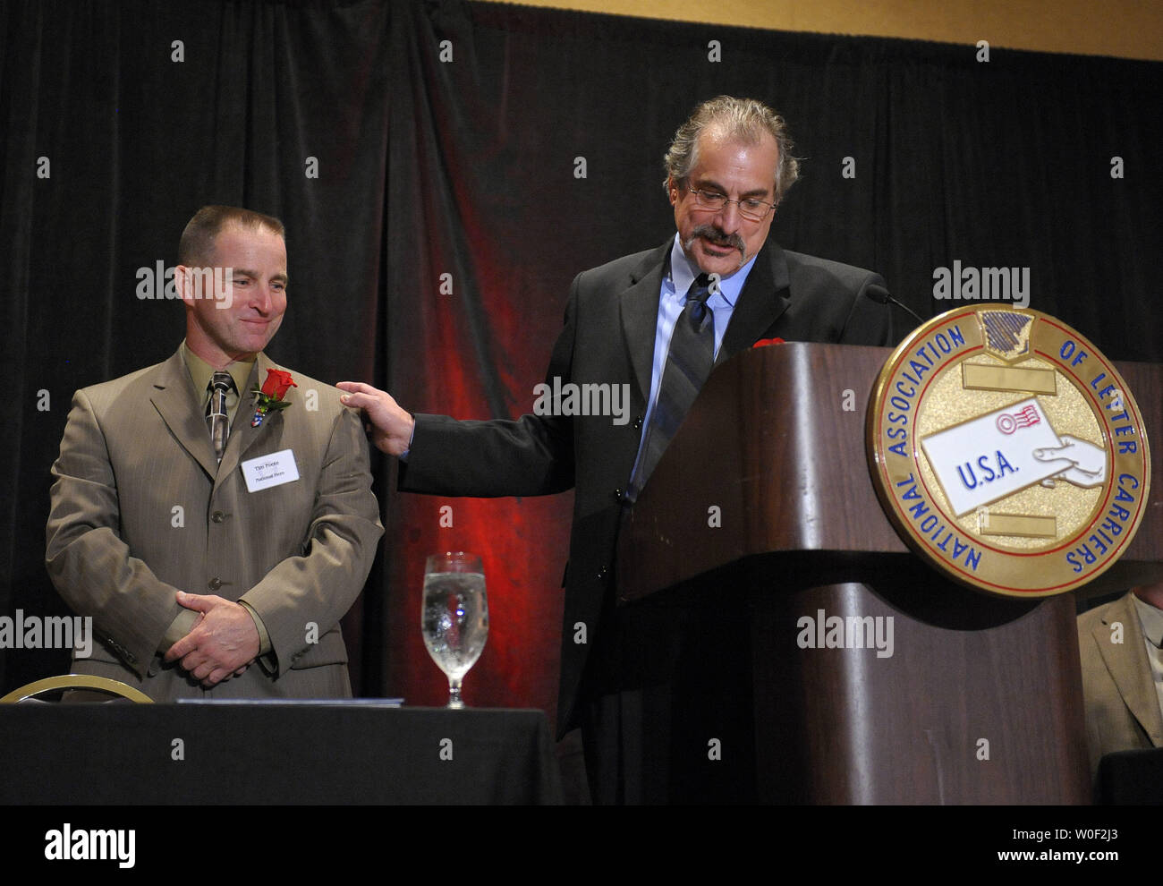 Transporteur Postal Timothy Foote (L) est présenté par l'Association nationale des transporteurs Lettre' (NALC) Président Fredric Rolando avant d'être décerné le clan des héros de l'année cérémonie de remise des prix, à Washington le 24 septembre 2009. Foote est honorée pour secourir un homme âgé d'une maison en feu. UPI/Kevin Dietsch Banque D'Images