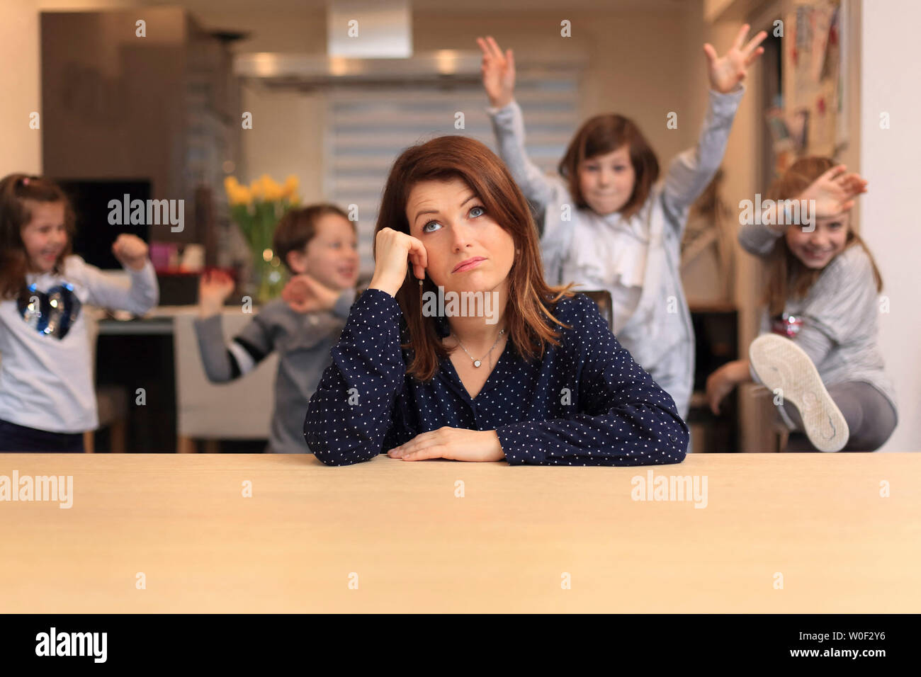 Mère avec enfants jouant Banque D'Images