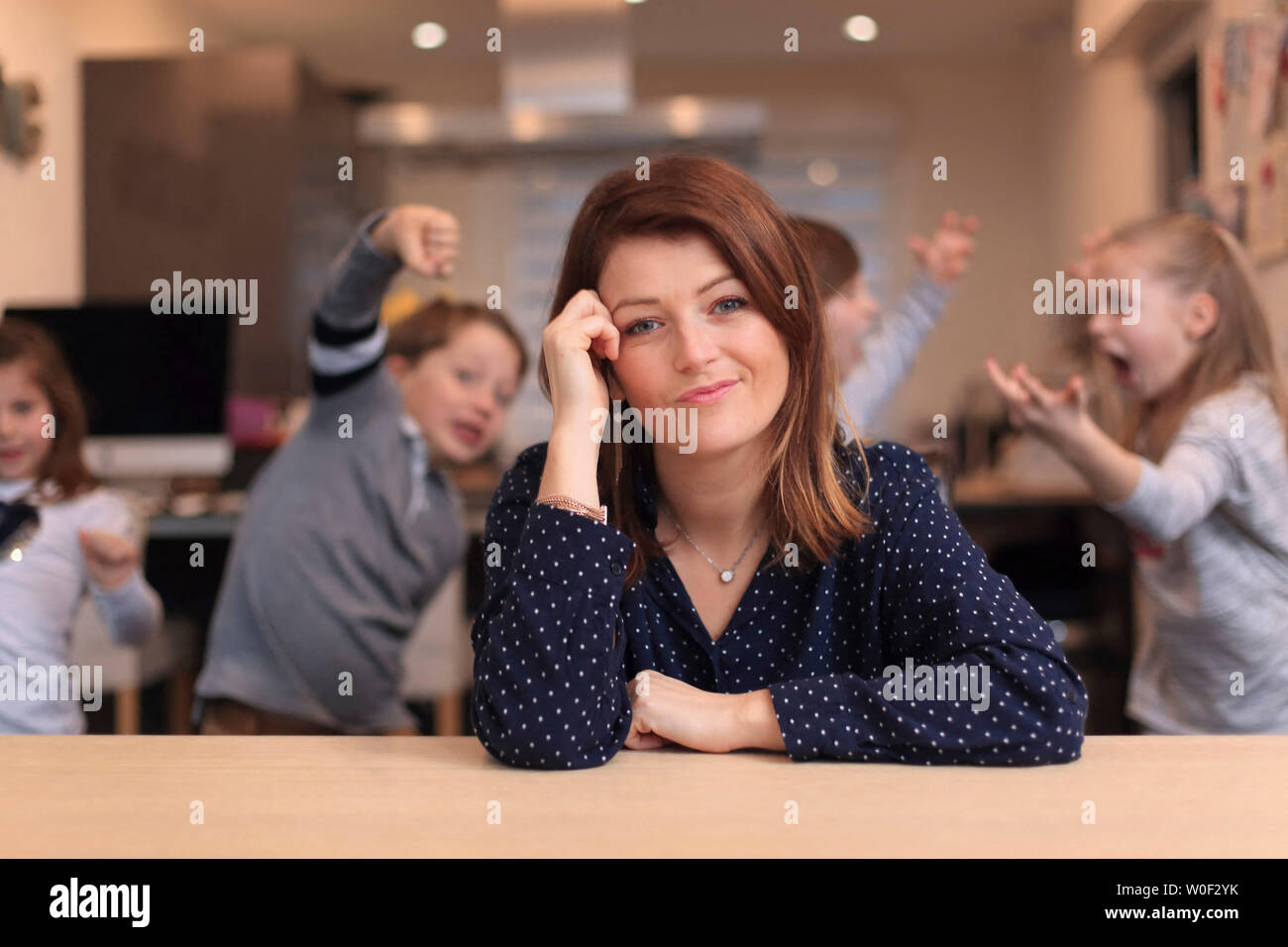 Mère avec enfants jouant Banque D'Images