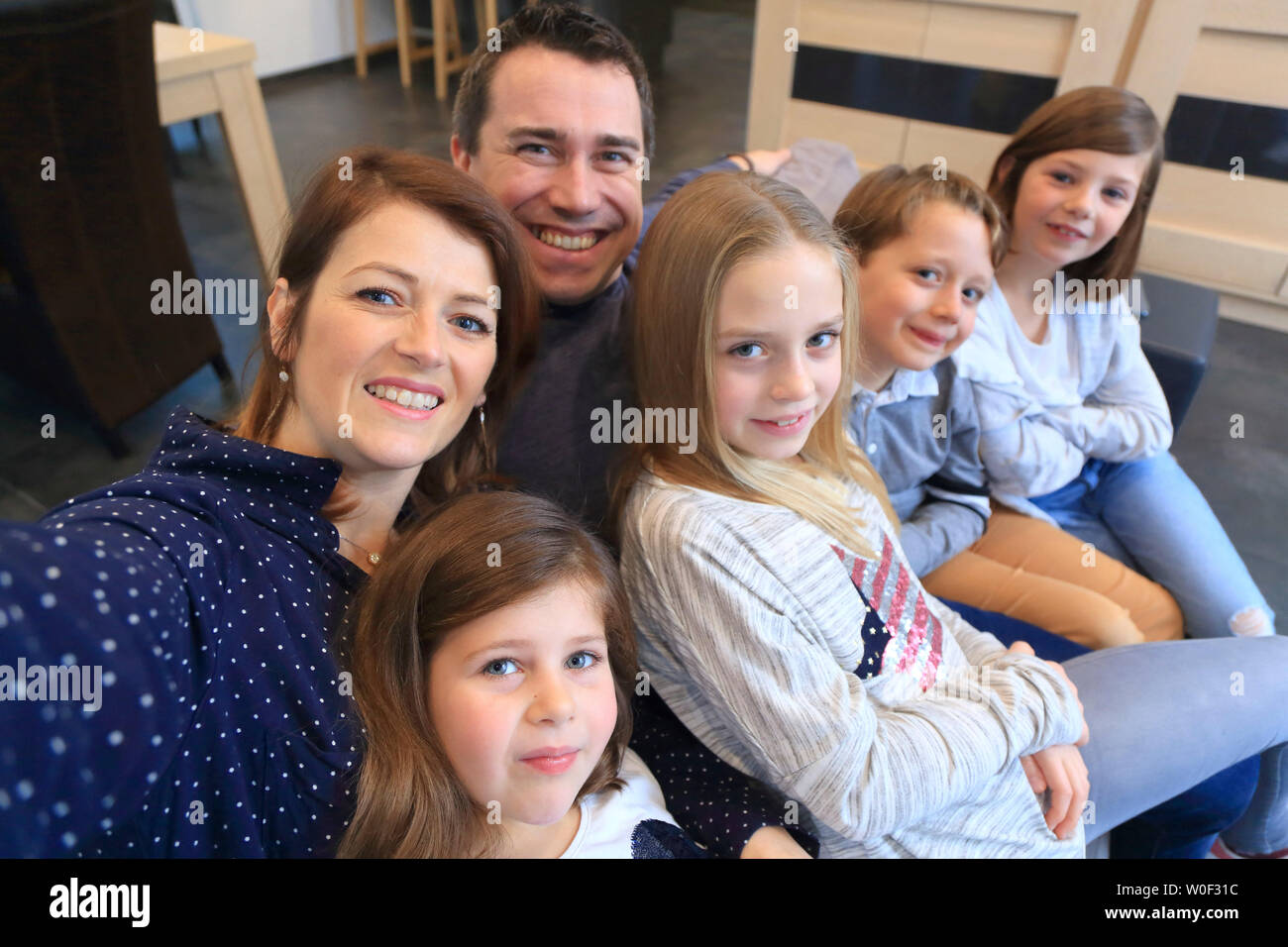 Grande famille en tenant un selfies Banque D'Images