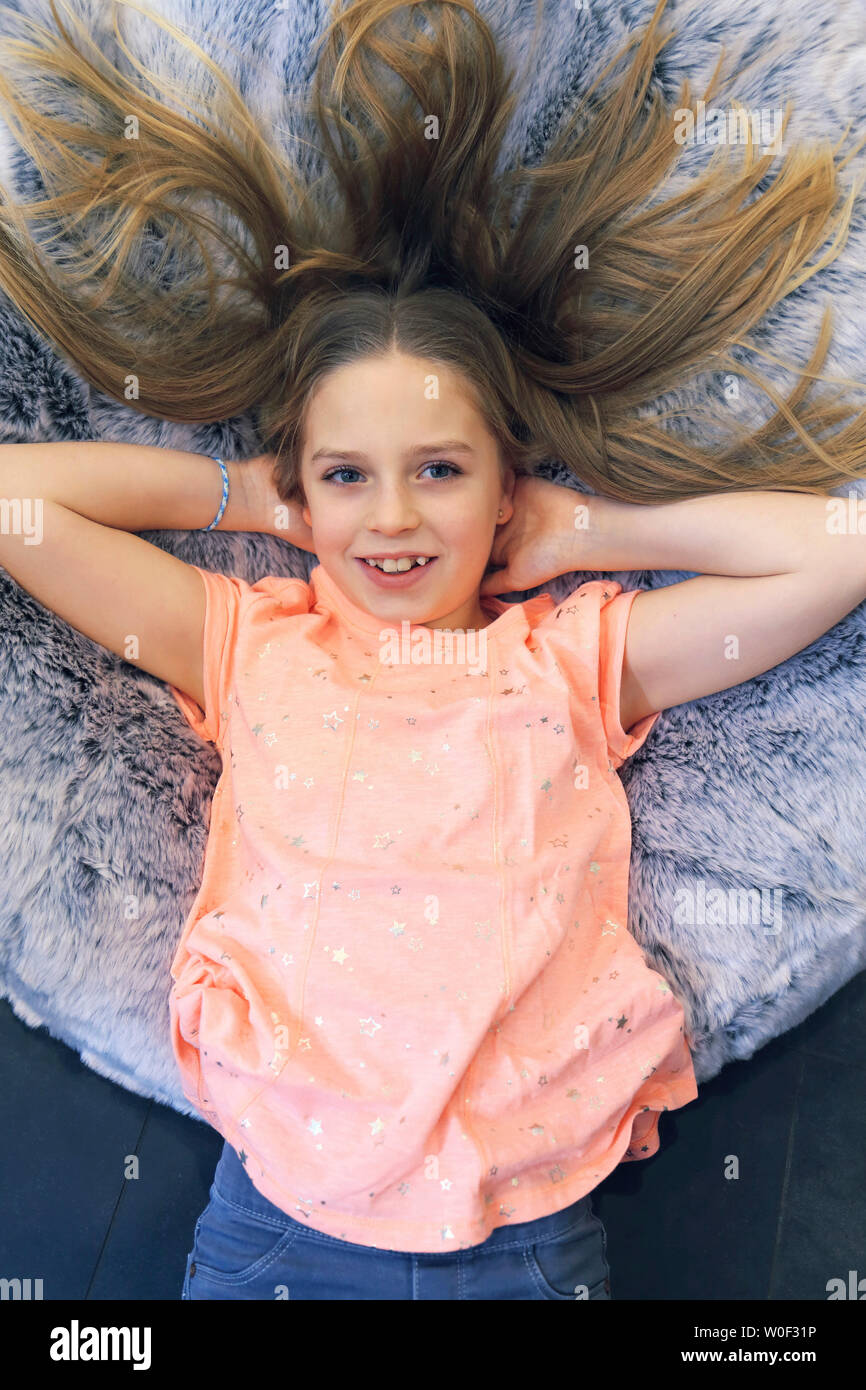 Fille sur un pouf Banque D'Images