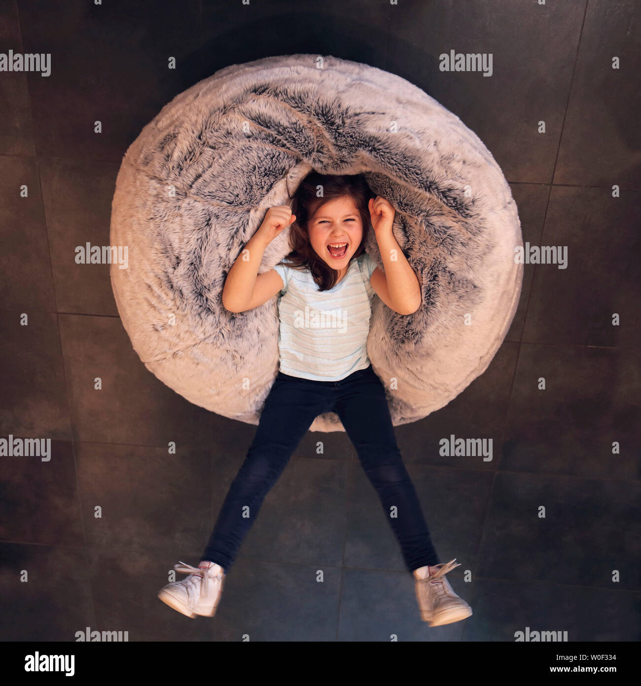 Fille sur un pouf Banque D'Images