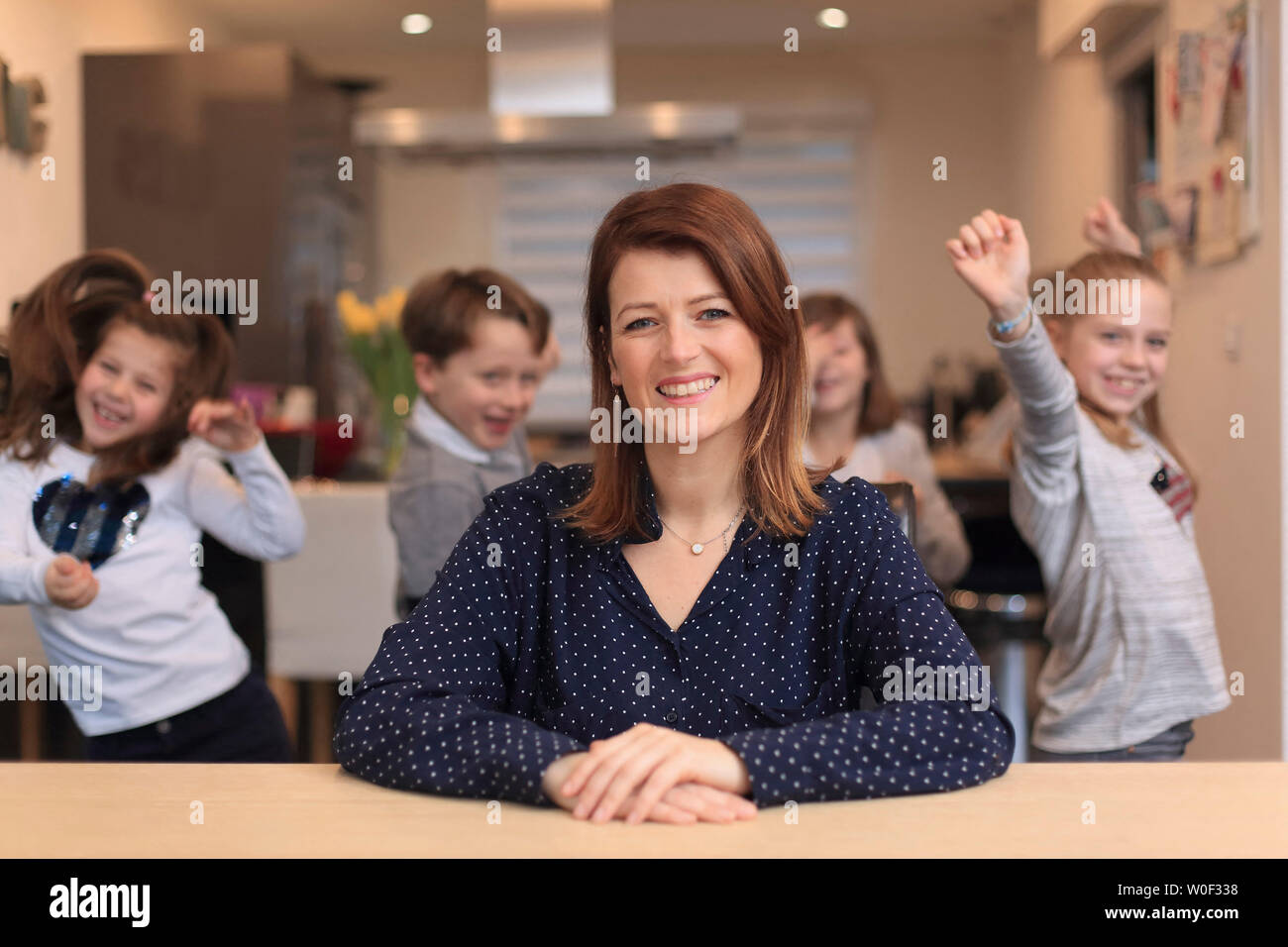 Mère avec enfants jouant Banque D'Images