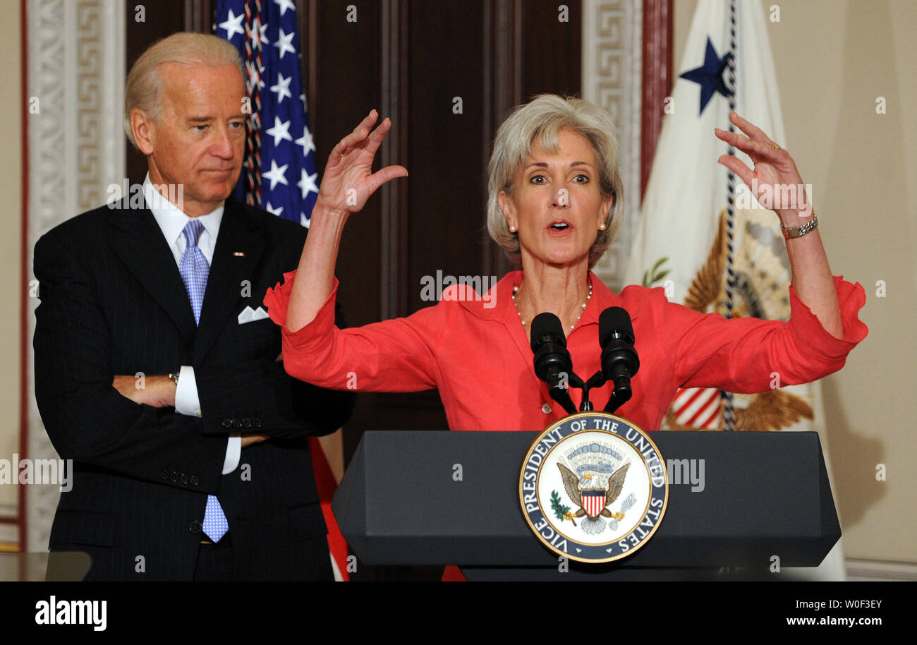 Le vice-président Joe Biden et la secrétaire de la Santé et des services parlent Kathleen Sebelius avant de tenir une table ronde sur l'augmentation des coûts des soins de santé pour les personnes qui travaillent dans les petites entreprises et les petites entreprises, les employeurs et l'impact de ces coûts élevés ont sur les familles de la classe moyenne à travers l'Amérique, dans le Eisenhower Executive Office Building adjacent à la Maison Blanche à Washington le 10 juillet 2009. (Photo d'UPI/Roger L. Wollenberg) Banque D'Images