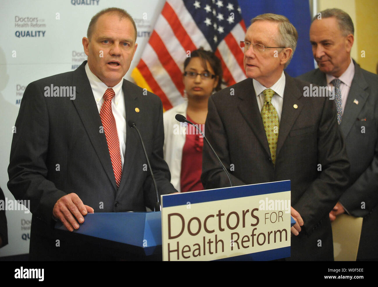 Jim King (L), de l'Académie américaine des médecins de famille, prend la parole à une conférence de presse pour discuter de la réforme de l'assurance-santé sur la colline du Capitole à Washington le 30 juillet 2009. Le roi a été rejoint par, de gauche à droite, Farheen Qurashi, Directeur législatif de l'American Medical Association d'étudiant, le chef de la majorité au Sénat Harry Reid (D-NV) et le sénateur Charles Schumer (D-NY). (UPI Photo/Kevin Dietsch) Banque D'Images