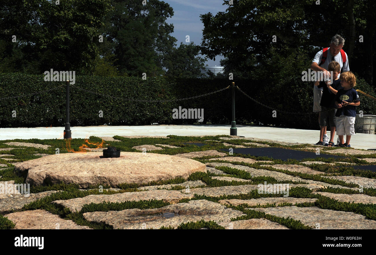 Les visiteurs regarder le président John F. Kennedy tombe au cimetière national d'Arlington à Arlington, Virginie, le 11 août 2009. Eunice Kennedy Shriver, sœur du Président Kennedy et fondateur des Jeux Olympiques spéciaux, est mort aujourd'hui à l'âge de 88 ans. UPI/Roger L. Wollenberg Banque D'Images