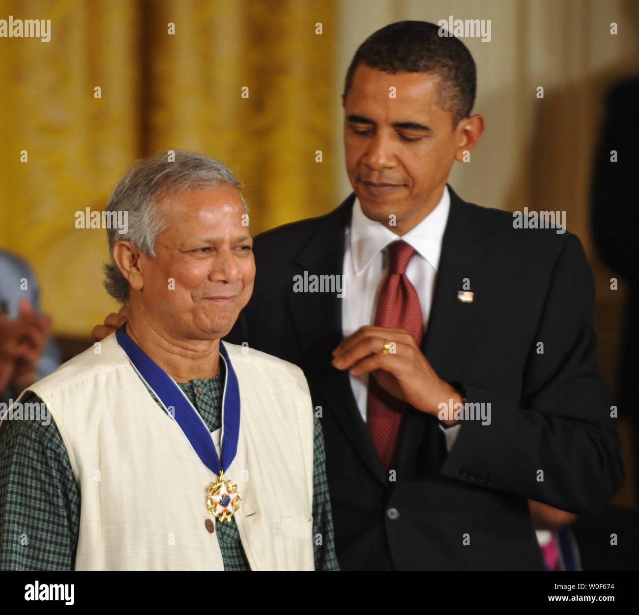 Le président Barack Obama présente la Médaille présidentielle de la liberté à Muhammad Yunus, à la Maison Blanche à Washington le 12 août 2009. UPI/Kevin Dietsch Banque D'Images