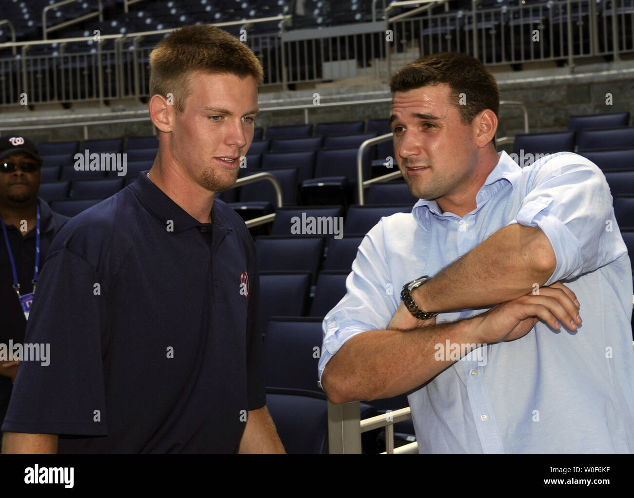 Stephen Strasburg, le premier choix dans la MLB 2009 Des joueurs de première année, et les ressortissants de troisième but Ryan Zimmerman arriver lors d'une conférence de presse où Stasburg sera introduit en tant que nouveau membre de la Washington Nationals au Championnat National Park à Washington le 21 août 2009. UPI/Alexis C. Glenn Banque D'Images