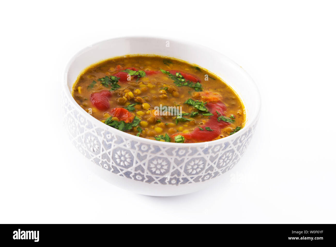 Soupe aux lentilles indiennes dal (dhal) dans un bol isolé sur fond blanc Banque D'Images