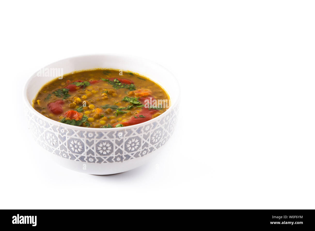 Soupe aux lentilles indiennes dal (dhal) dans un bol isolé sur fond blanc. Vue d'en haut Banque D'Images