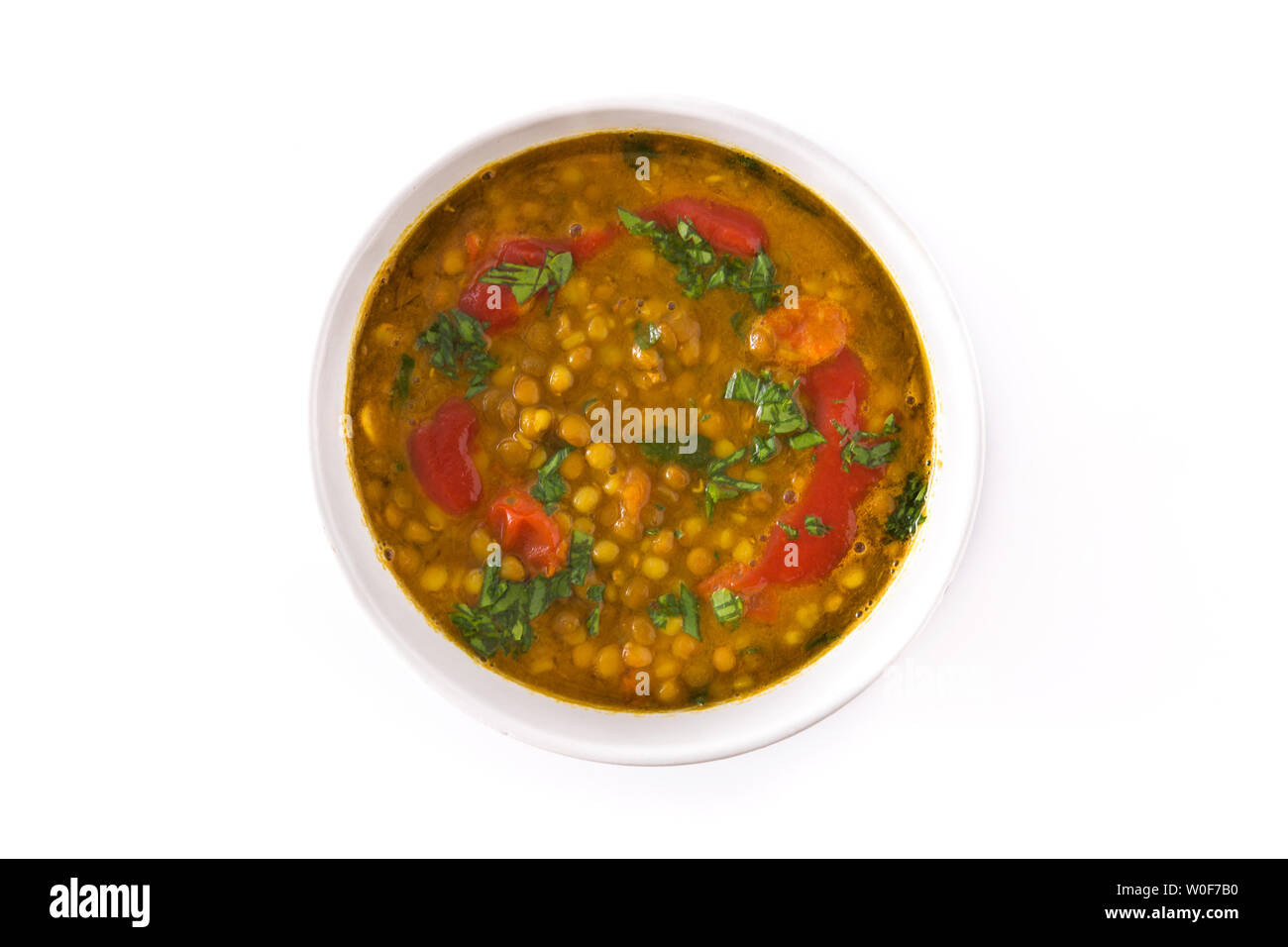 Soupe aux lentilles indiennes dal (dhal) dans un bol isolé sur fond blanc. Vue d'en haut Banque D'Images