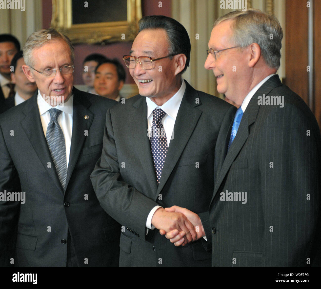 Président du Comité permanent du Congrès national du peuple de la République populaire de Chine Wu Bangguo (C) se réunit avec le leader de l'opposition au Sénat Mitch McConnell (R-KY) (R) et le chef de la majorité au Sénat Harry Reid (D-NV) lors d'une réunion à Washington le 9 septembre 2009. UPI/Kevin Dietsch Banque D'Images