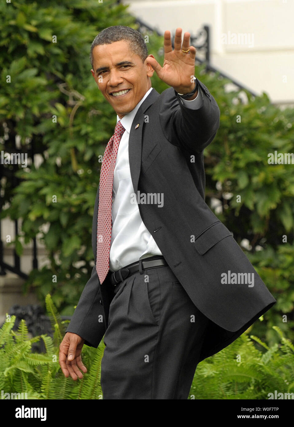 Le président des États-Unis, Barack Obama, les ondes de son départ après la tenue d'un événement la promotion de la candidature de Chicago pour les Jeux olympiques et paralympiques d'été de 2016 sur la pelouse Sud de la Maison Blanche à Washington le 16 septembre 2009. UPI/Roger L. Wollenberg Banque D'Images