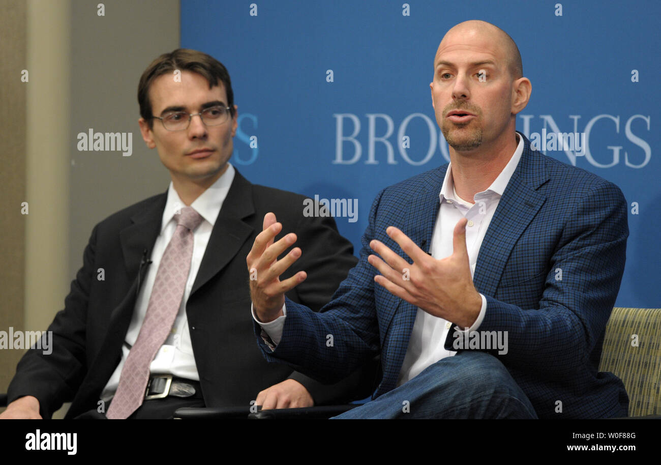 Josh Silverman, PDG de Skype Technologies, (R) et Ben Scott, directeur des politiques de la presse libre, participer à une discussion sur l'amélioration des communications à large bande et mobiles à la Brookings Institution à Washington le 21 septembre 2009. UPI/Roger L. Wollenberg Banque D'Images