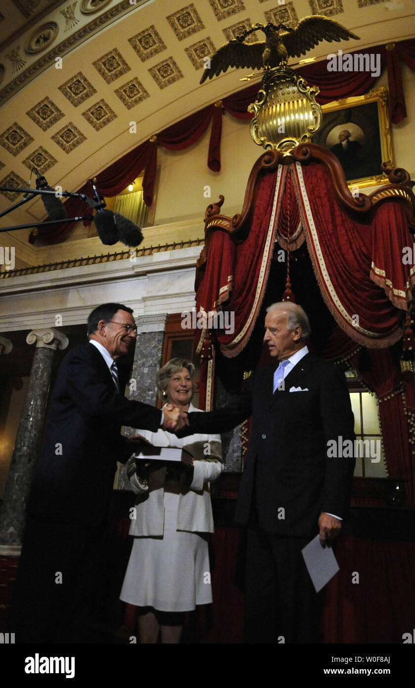 Le vice-président Joe Biden (R) administre un juron en re-enactment cérémonie pour le sénateur désigné Paul Kirk (D-MA) comme sa femme, Gail tient la Bible dans l'ancien Sénat de la capitale américaine à Washington le 25 septembre 2009. Kirk va combler le siège au Sénat de la sénateur Edward Kennedy, décédé le 25 août d'un cancer du cerveau. UPI/Alexis C. Glenn Banque D'Images