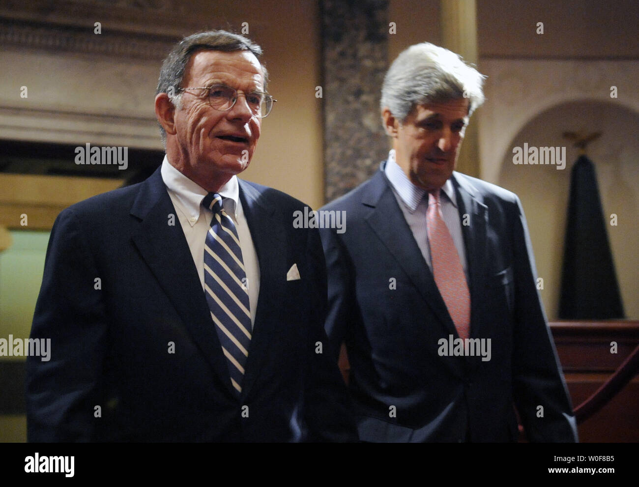 Le sénateur désigné Paul Kirk (D-MA) (L) et le sénateur John Kerry (D-MA) arrivent pour une re-enactment cérémonie pour Sen. Kirk dans l'ancienne salle du Sénat de le Capitole à Washington le 25 septembre 2009. Kirk va combler le siège au Sénat de la sénateur Edward Kennedy, décédé le 25 août d'un cancer du cerveau. UPI/Alexis C. Glenn Banque D'Images