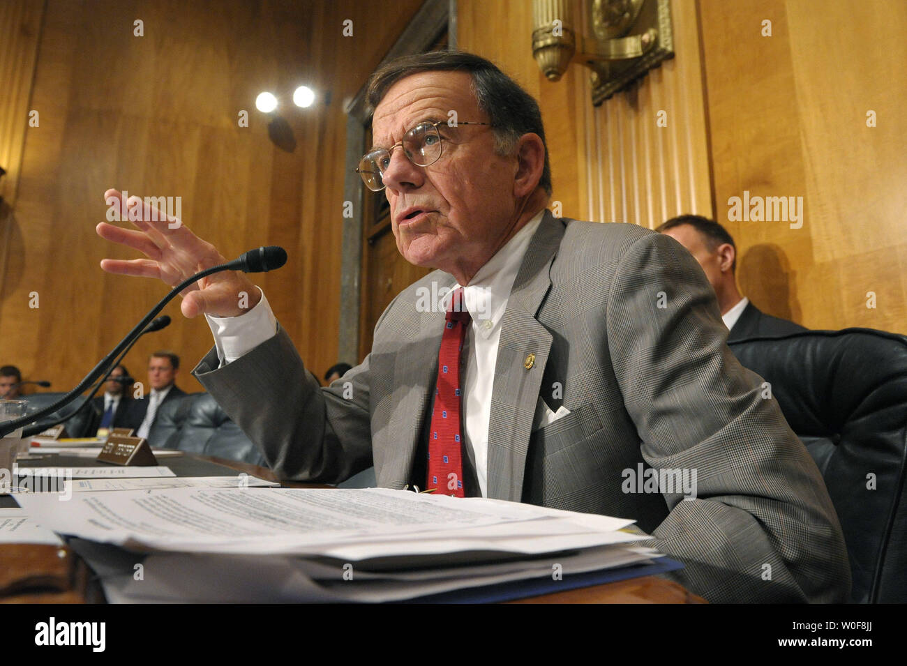 Le sénateur intérimaire Paul Kirk (D-MA) questions des témoins au cours d'un Sénat, la sécurité intérieure et les affaires gouvernementales audience de comité intitulé "huit ans après le 11 septembre : faire face à la menace terroriste pour la patrie, à Washington, le 30 septembre 2009. UPI/Kevin Dietsch Banque D'Images
