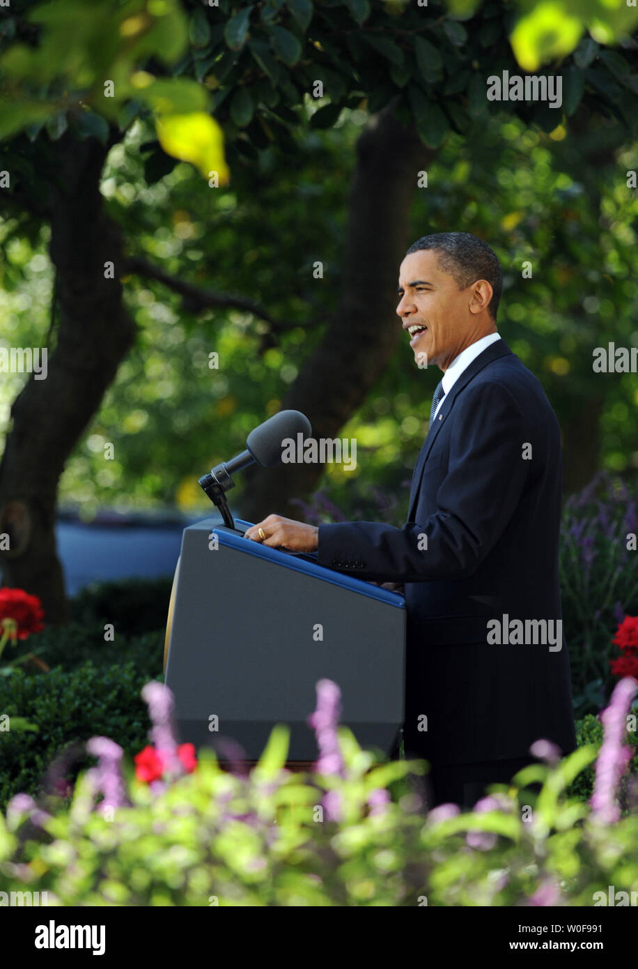 Le président américain Barack Obama fait une déclaration après qu'il a été annoncé comme le gagnant du Prix Nobel de la paix dans la roseraie de la Maison Blanche à Washington le 9 octobre 2009. Obama a été nommé lauréat "pour son extraordinaire d'efforts pour renforcer la diplomatie internationale et la coopération entre les peuples.' UPI/Roger L. Wollenberg Banque D'Images