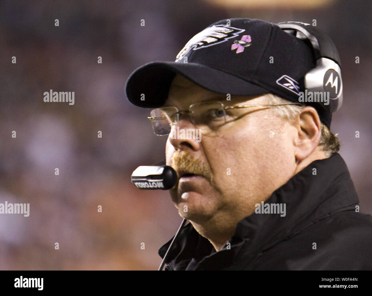 Philadelphia Eagles coach Andy Reid arrêtés est lu pendant les Redskins de Washington à FedEx de jeu Champ dans Landover, Maryland le 26 octobre 2009. UPI/Madeline Marshall Banque D'Images