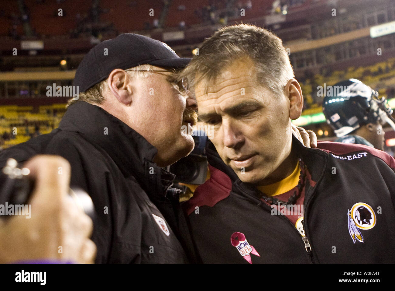 Philadelphia Eagles coach Andy Reid (L) parle avec Redskins de Washington l'entraîneur Jim Zorn après les Eagles défait les Redskins poignéés 27 17/32 po à FedEx Field à Landover, Maryland le 26 octobre 2009. UPI/Madeline Marshall Banque D'Images