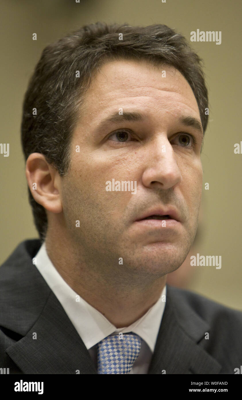 Directeur des Sports de l'Université de Tulane Law Program et professeur associé Gabriel Feldman témoigne devant le comité de la Chambre sur l'énergie et du Commerce Sous-comité sur le commerce électronique, le commerce, et de la protection des consommateurs concernant les implications juridiques des programmes antidopage sur la colline du Capitole à Washington le 3 novembre 2009. UPI/Madeline Marshall Banque D'Images