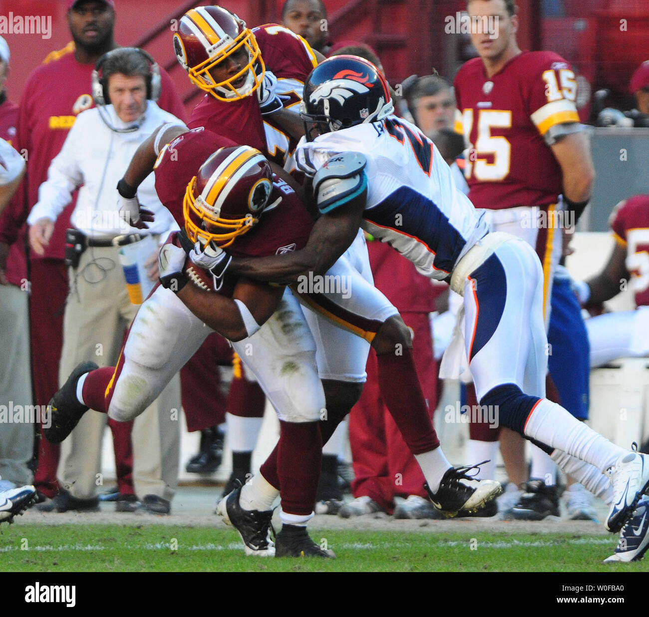 Redskins de Washington' Ladell Betts court contre Denver Broncos' Brian Dawkins au cours du quatrième trimestre à FedEx Field à Landover, Maryland le 15 novembre 2009. UPI/Kevin Dietsch Banque D'Images